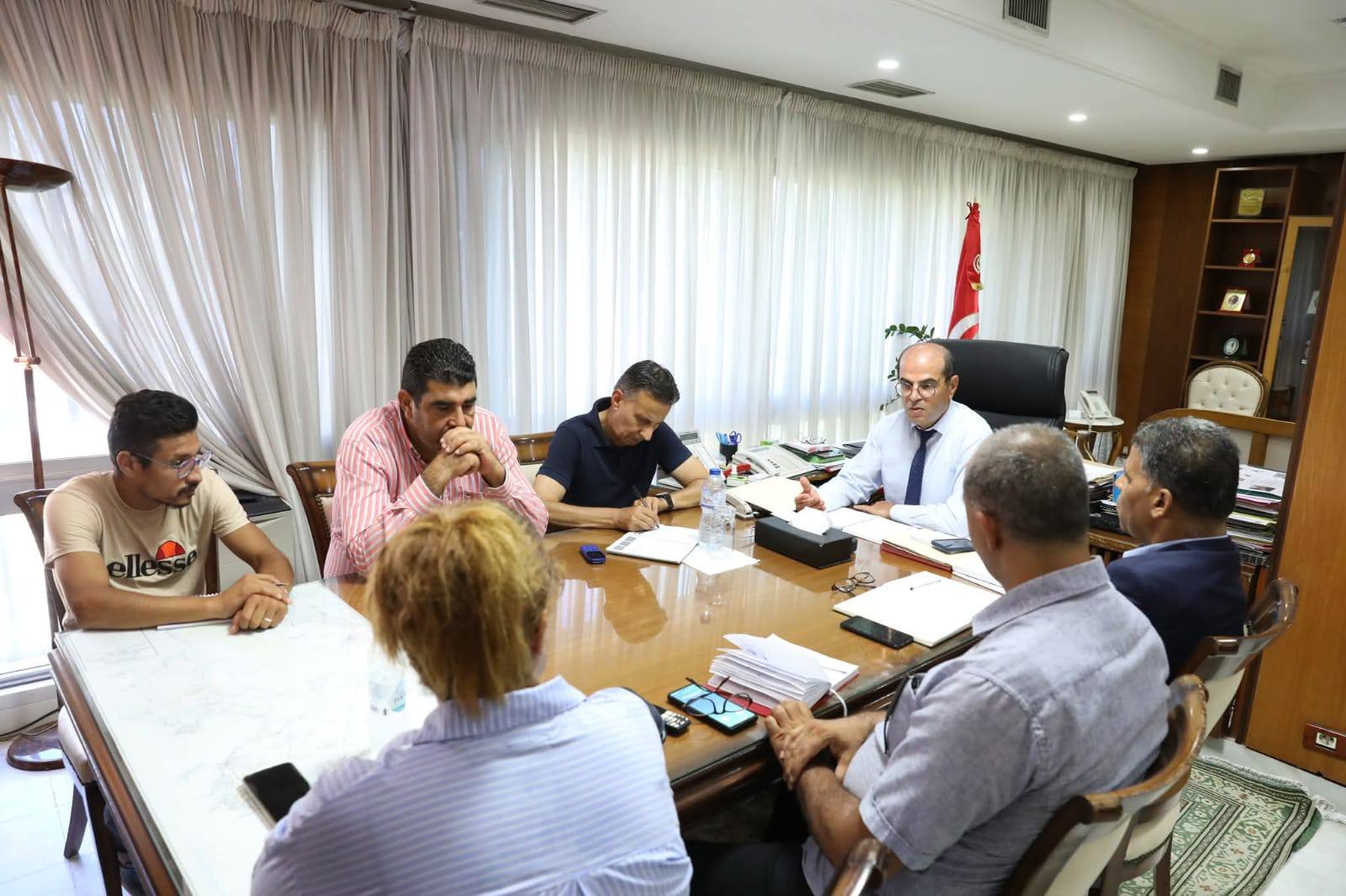 التشديد على ضرورة الإلتزام بأجال اتمام اشغال بقية اجزاء الطريق الحزامية "اكس 20" على مستوى اريانة. 