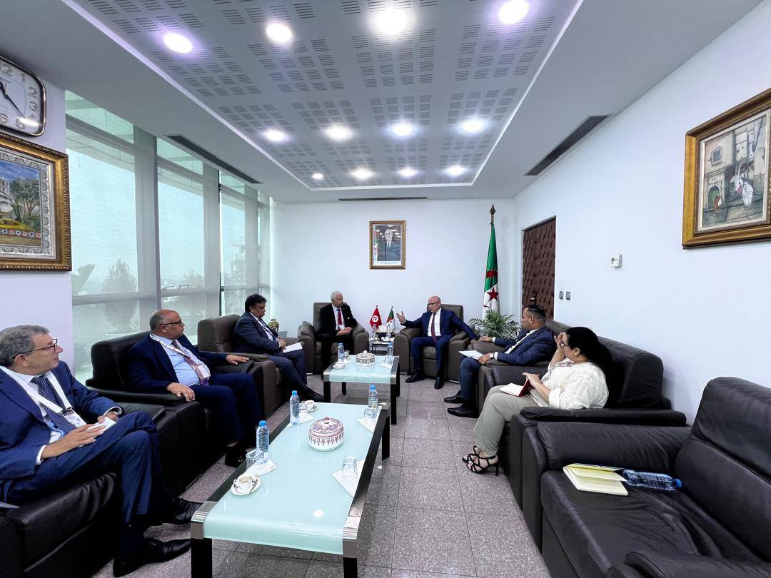 وزير التجارة يتباحث مع نظيره الجزائري السبل الكفيلة لتذليل العراقيل أمام انسياب السلع في الاتجاهين