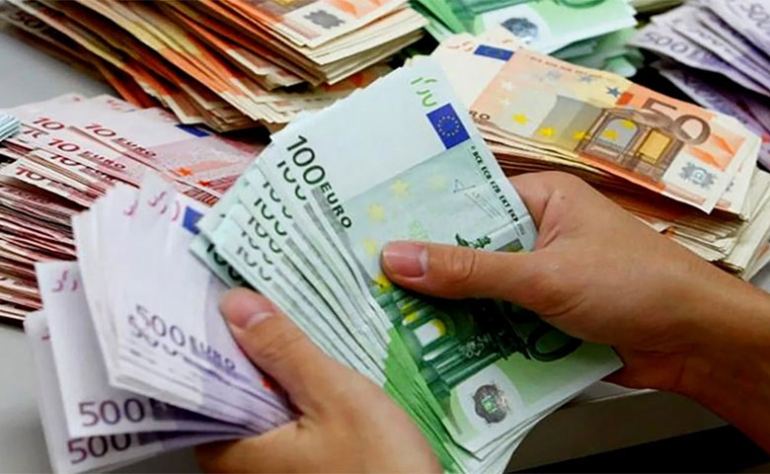 الترفيع في التحويلات المالية للطلبة للدراسة بالخارج من 3 آلاف دينار إلى 4 آلاف دينار شهريا