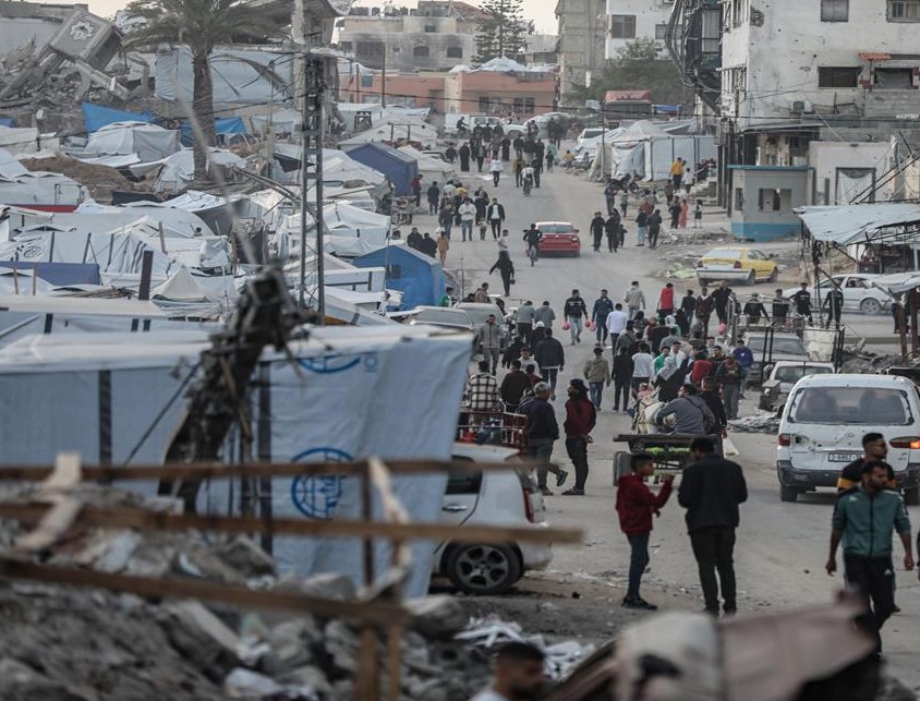 غزة: استشهاد 5 من منتظري المساعدات والاحتلال يأمر بإخلاء سكان القطاع ويكثّف قصفه