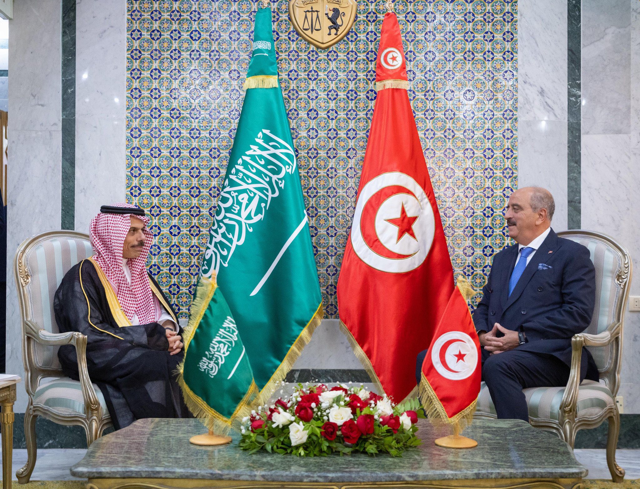 وزير الخارجية ونظيره السعودي يؤكّدان متانة العلاقات الثنائية وضرورة الاستمرار في التنسيق والتشاور تجاه مختلف القضايا