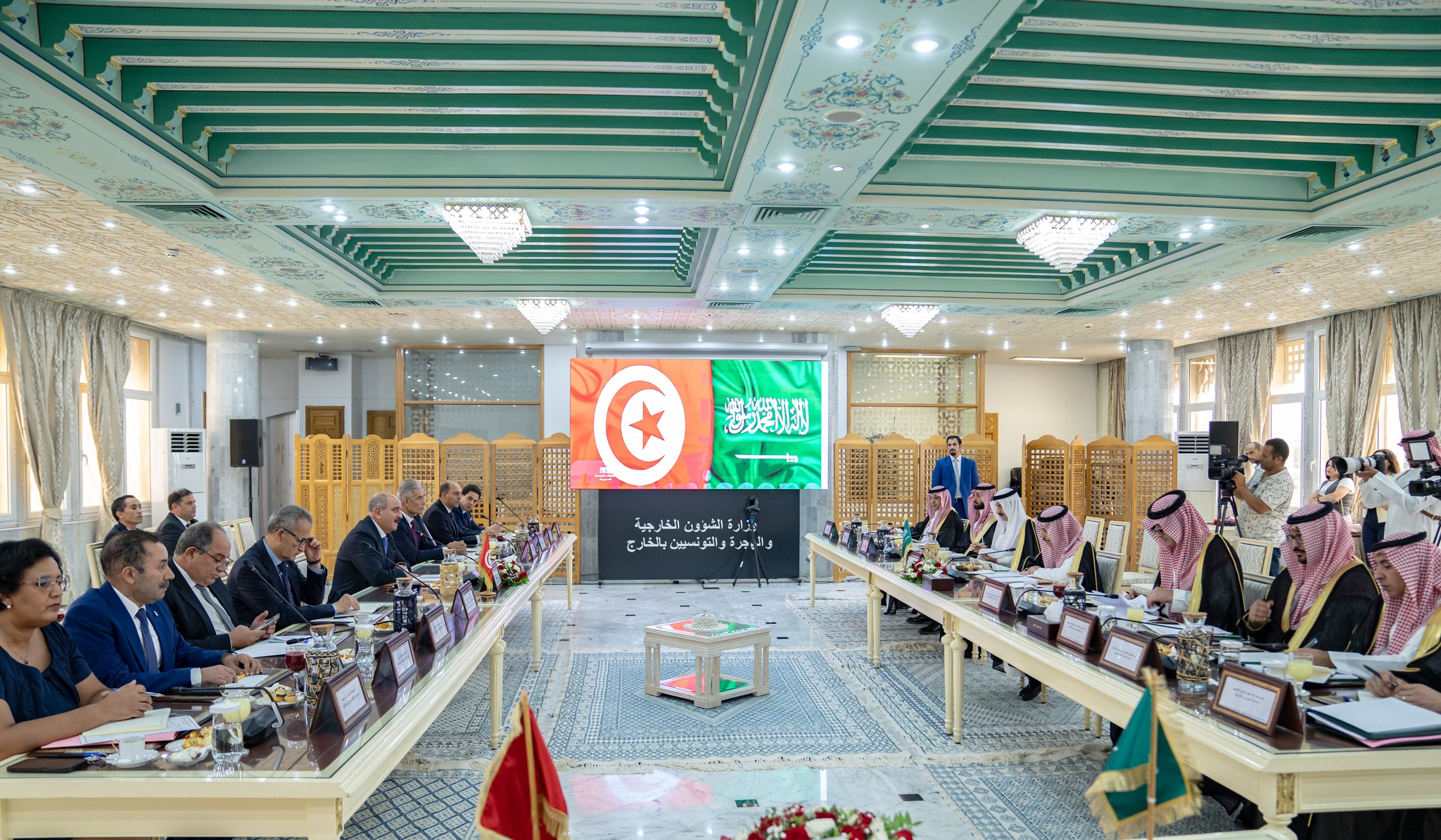 وزير الخارجية ونظيره السعودي يؤكّدان متانة العلاقات الثنائية وضرورة الاستمرار في التنسيق والتشاور تجاه مختلف القضايا