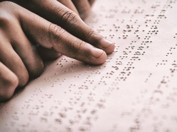 لضعاف وفاقدي البصر  :  المركز البيداغوجي يطبع 15 الف نسخة كتاب مدرسي من السنة الاولى اساسي الى الرابعة ثانوي بتقنية برايل 