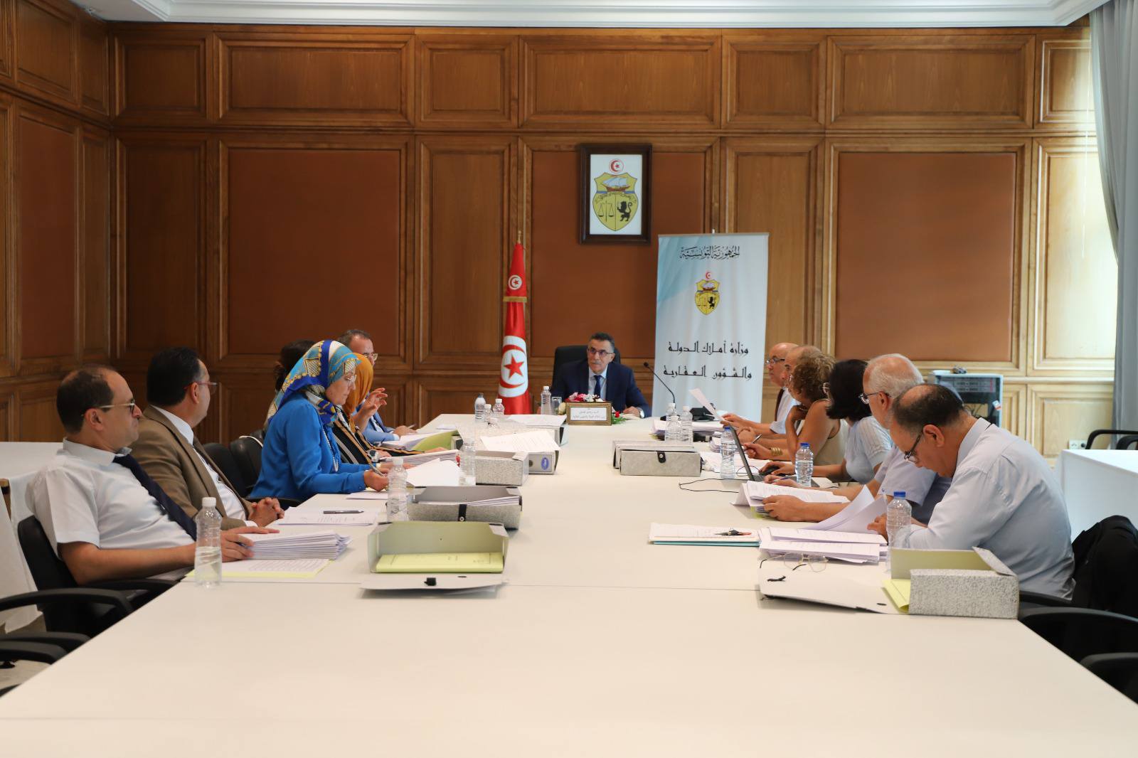 اللجنة الاستشارية الوطنية للعمليات العقارية بوزارة أملاك الدولة والشؤون العقارية توافق على 12 ملف تفويت في عقارات دولية لفائدة مرافق عمومية و 5 ملفات شراء لعقارات لفائدة الدولة.