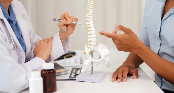 الجمعيّة التّونسيّة لمقاومة داء المفاصل تعرض على وزير الصحة استراتيجية للتكفل بمرض هشاشة العظام