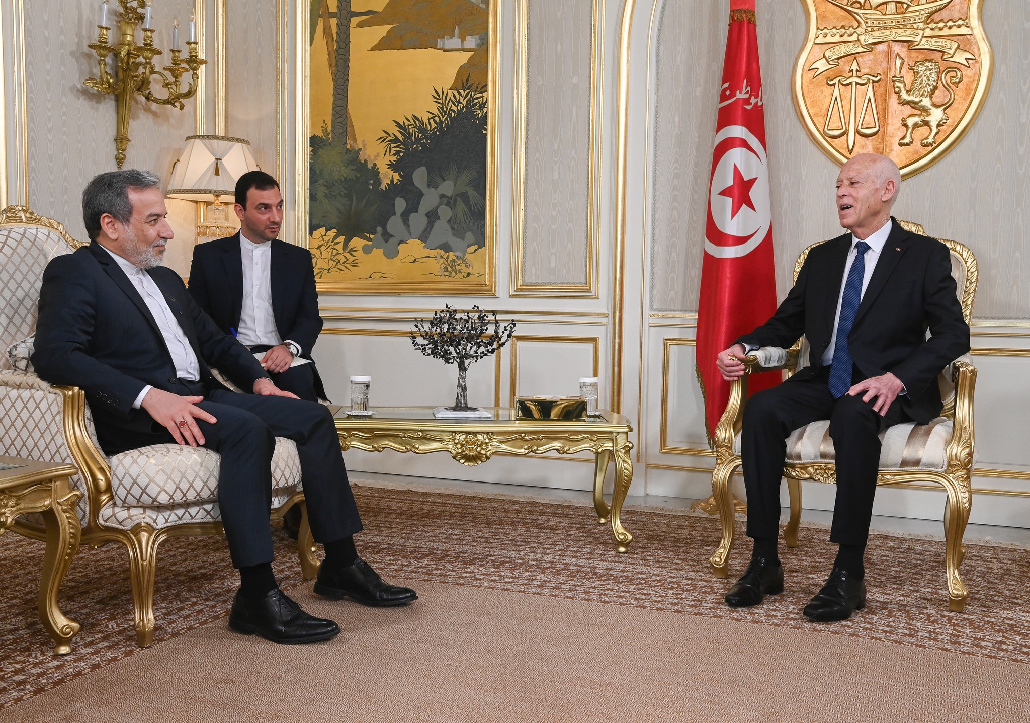 " رئيس الجمهورية لدى استقباله لوزير الخارجية الإيراني "الإنسانية قاطبة تنتفض اليوم ضدّ الكيان الصهيوني وجرائمه المستمرّة