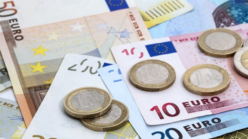   الترفيع في مصاريف المعيشة للدراسة بالخارج وتفويض البنوك بالقيام بالنحويلات المالية اللازمة 