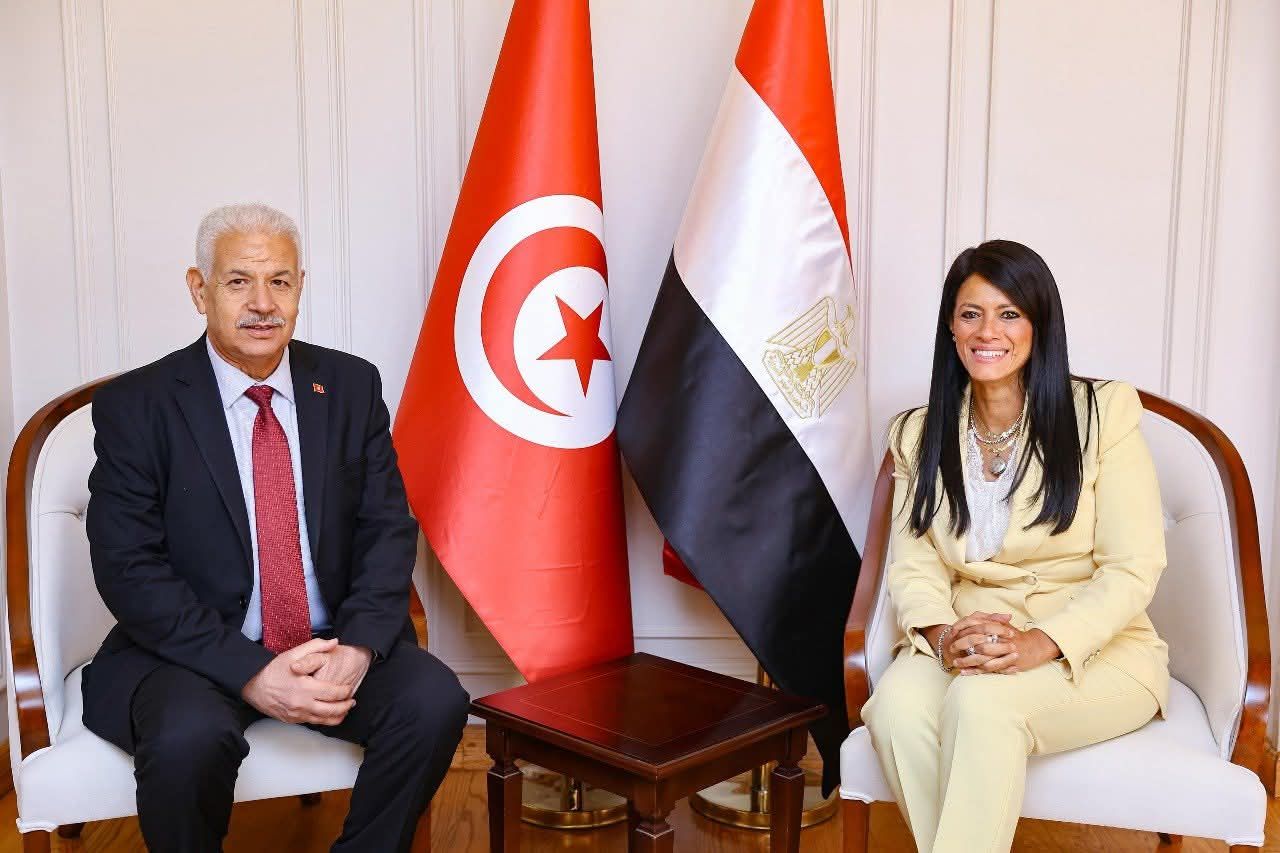 العلاقات الثنائية وتعزيز التعاون والشراكات محور لقاء وزير التجارة بوزيرة التخطيط المصرية