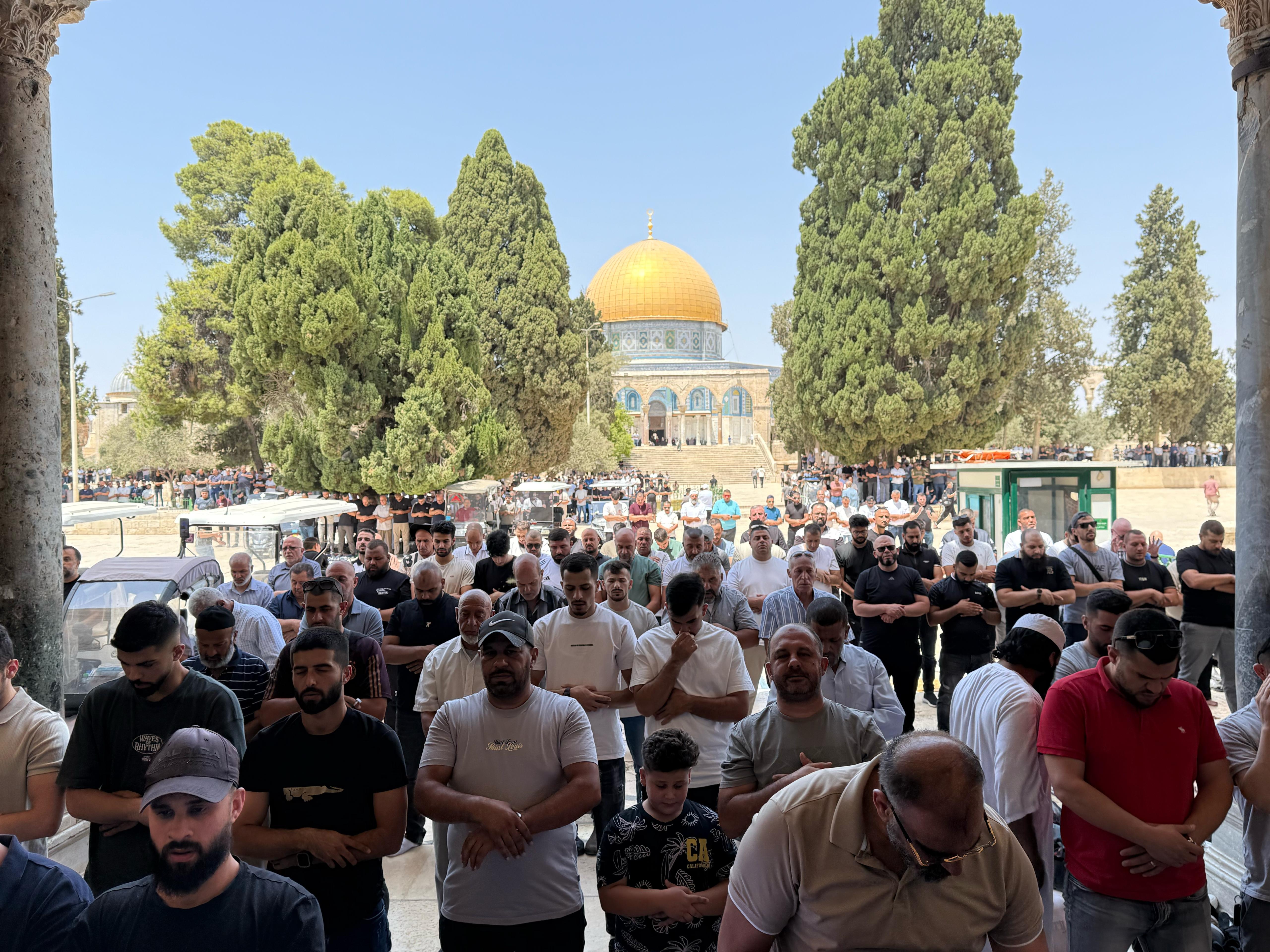 عشرات الآلاف من الفلسطينيين يؤدون صلاة الجمعة بالمسجد الأقصى المبارك