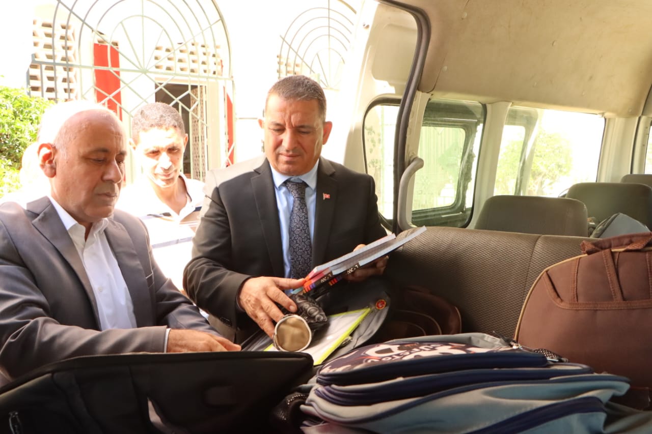 إعطاء إشارة انطلاق توزيع مساعدات الأدوات المدرسية التي قدّمتها شركة "TAV".