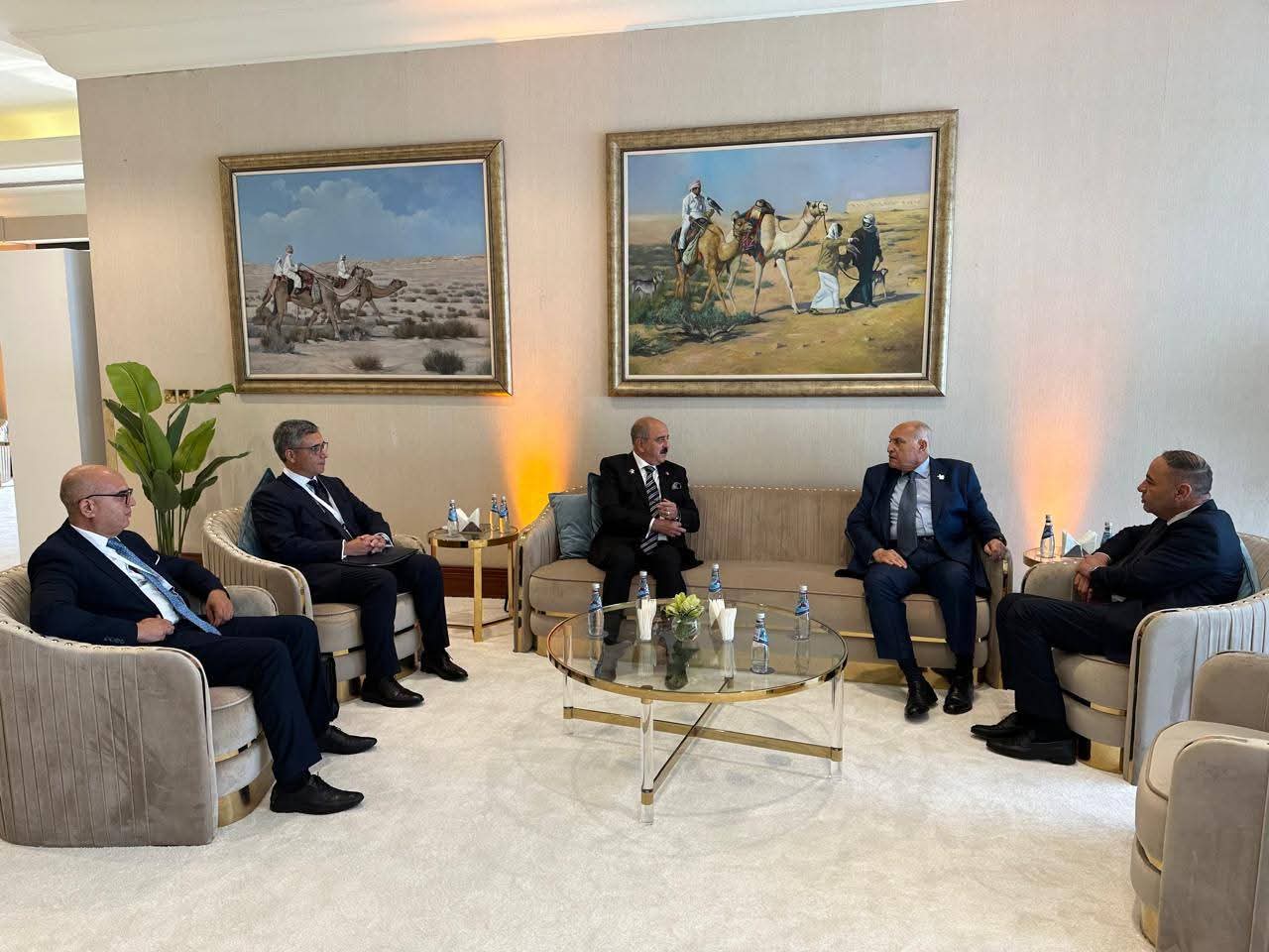 وزير الخارجية يلتقي عددا  من  نظرائه المشاركين في القمة العربية الإسلامية الطارئة بالدوحة