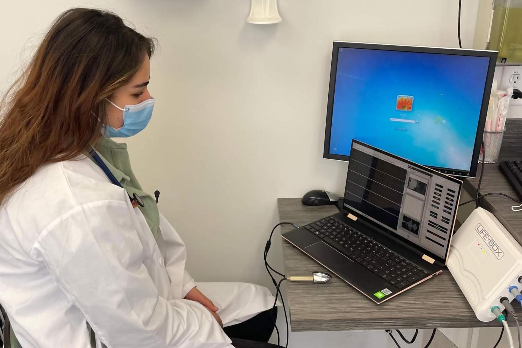 مهندسون تونسيون ينجحون  في تطوير جهاز محمول للتحليل الطبي يعمل من شانه الاطلاع على النتائج و تبادل المعلومات