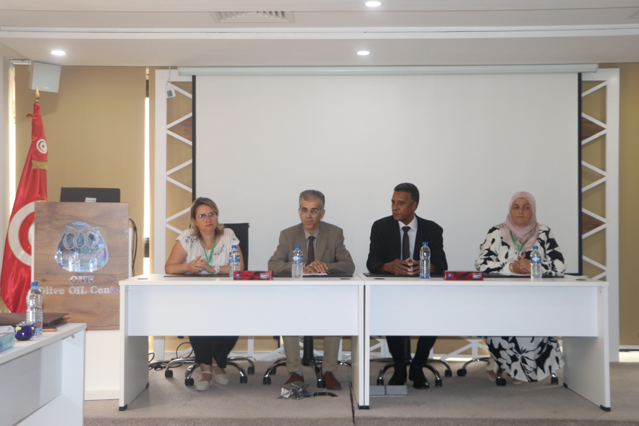 الدورة التكوينية الأولى في التذوق لتحسين جودة زيت الزيتون لفائدة ديوان الأراضي الدولية