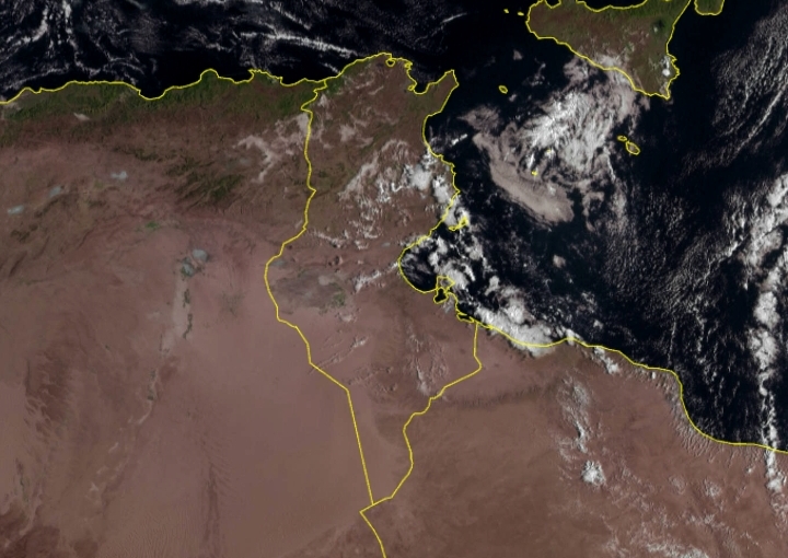 سماء كثيفة السحب أحيانا بالمناطق الساحلية الشرقية