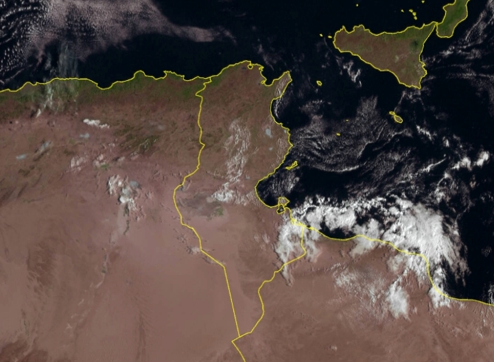 بعض الأمطار المتفرقة بمناطق الجنوب الشرقي وسحب عابرة ببقية الجهات السبت