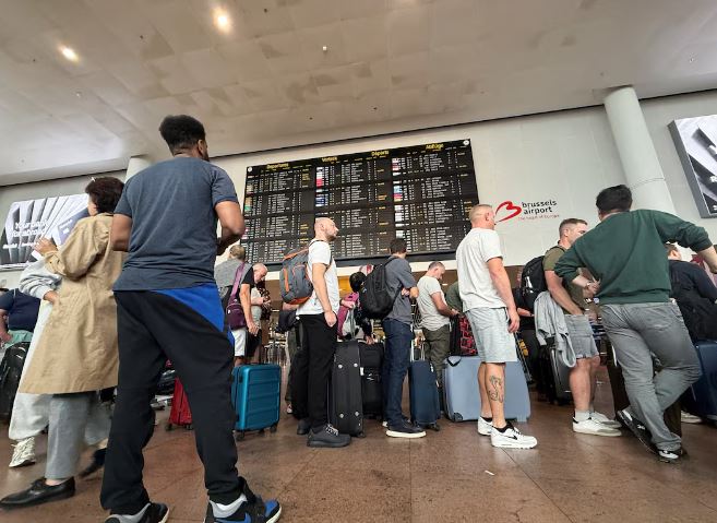 مطار بروكسل يطلب من شركات الطيران إلغاء نصف الرحلات المغادرة غدا