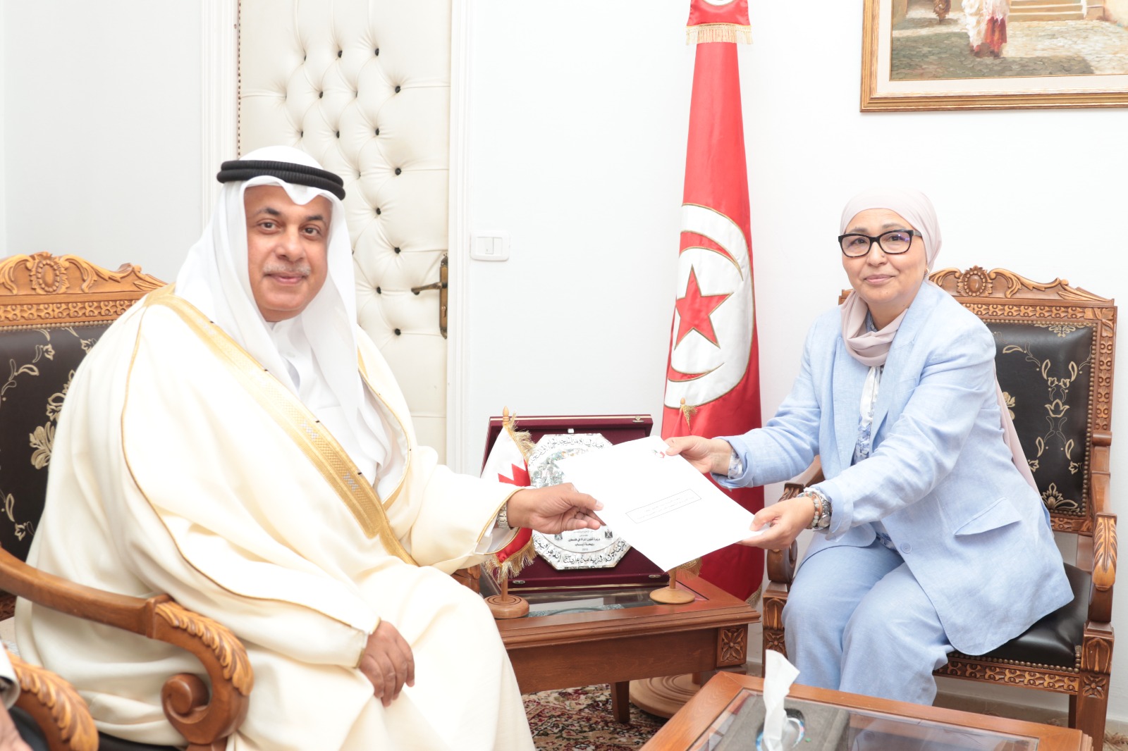 تعزيز التعاون الثنائي محور لقاء بين وزيرة الأسرة وسفير البحرين بتونس