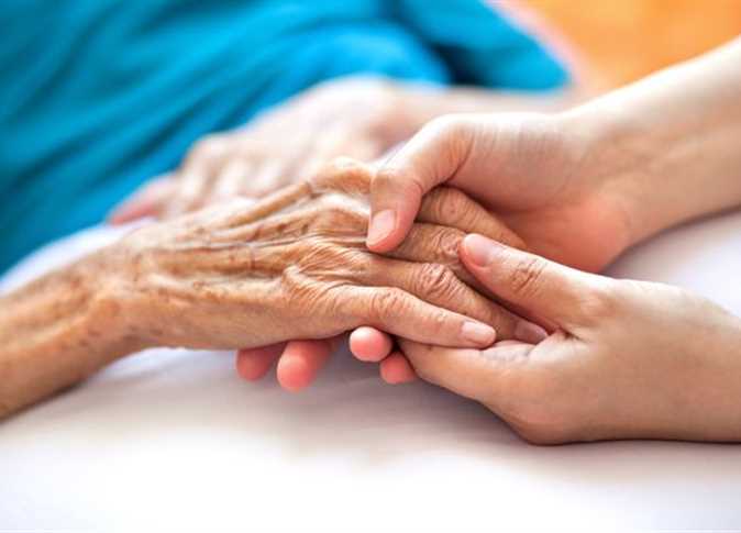 دكتورة مختصة في أمراض الشيخوخة تعرض 10 علامات للكشف المبكّر للإصابة بالزهايمر