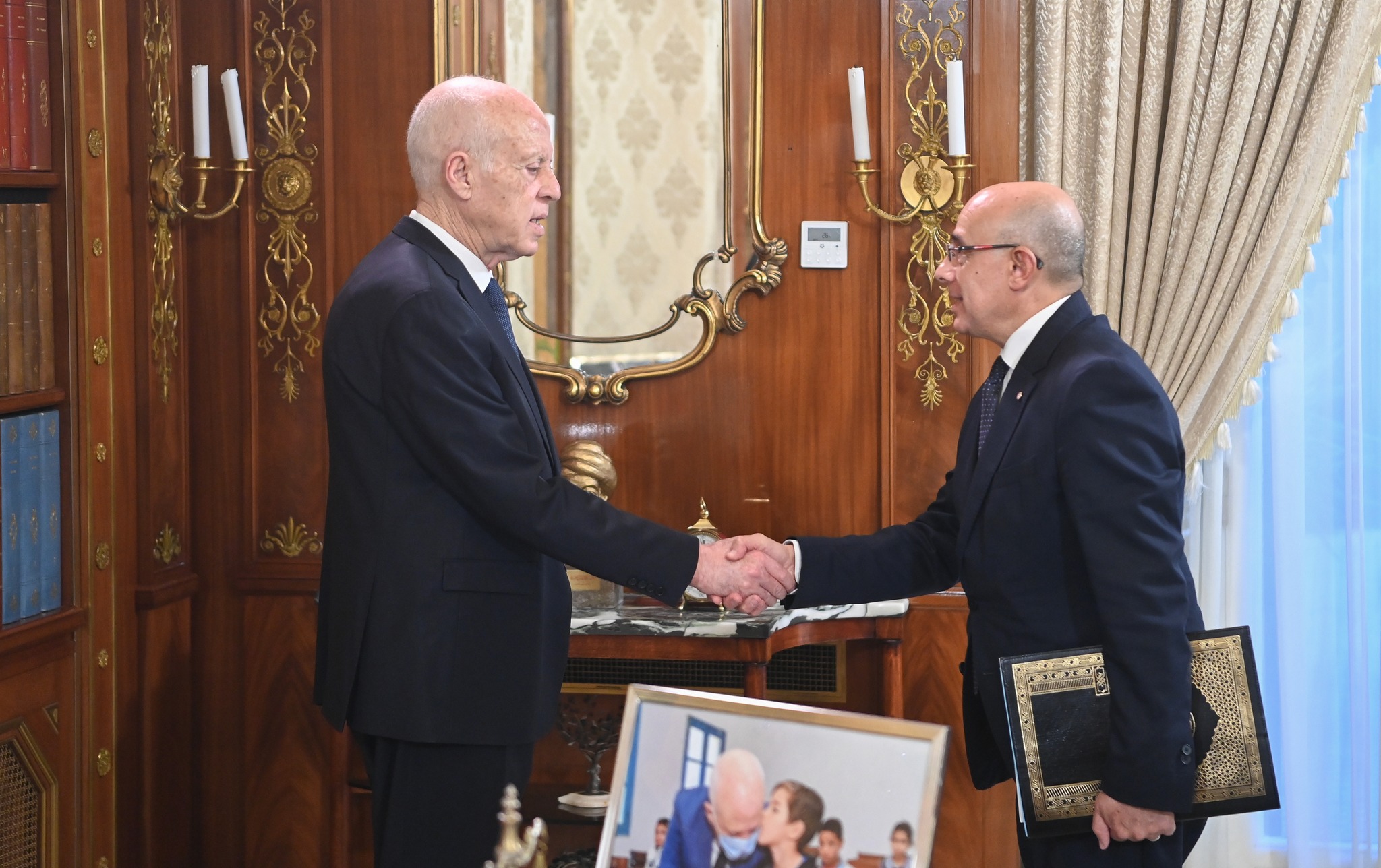 رئيس الجمهورية يطّلع على نتائج زيارة وزير الدفاع إلى الكويت