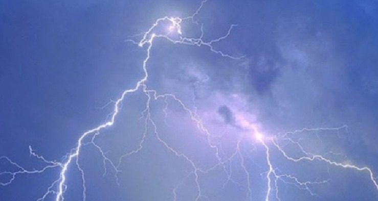 سحب أحيانا كثيفة مع أمطار مؤقتا رعدية ومحليا غزيرة بالشمال والوسط