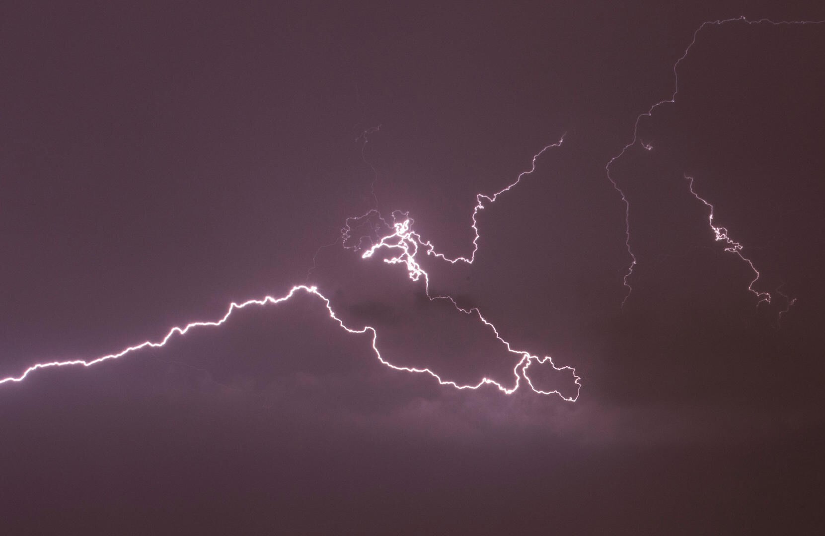 سحب أحيانا كثيفة مع أمطار مؤقتا رعدية ومحليا غزيرة بالشمال والوسط