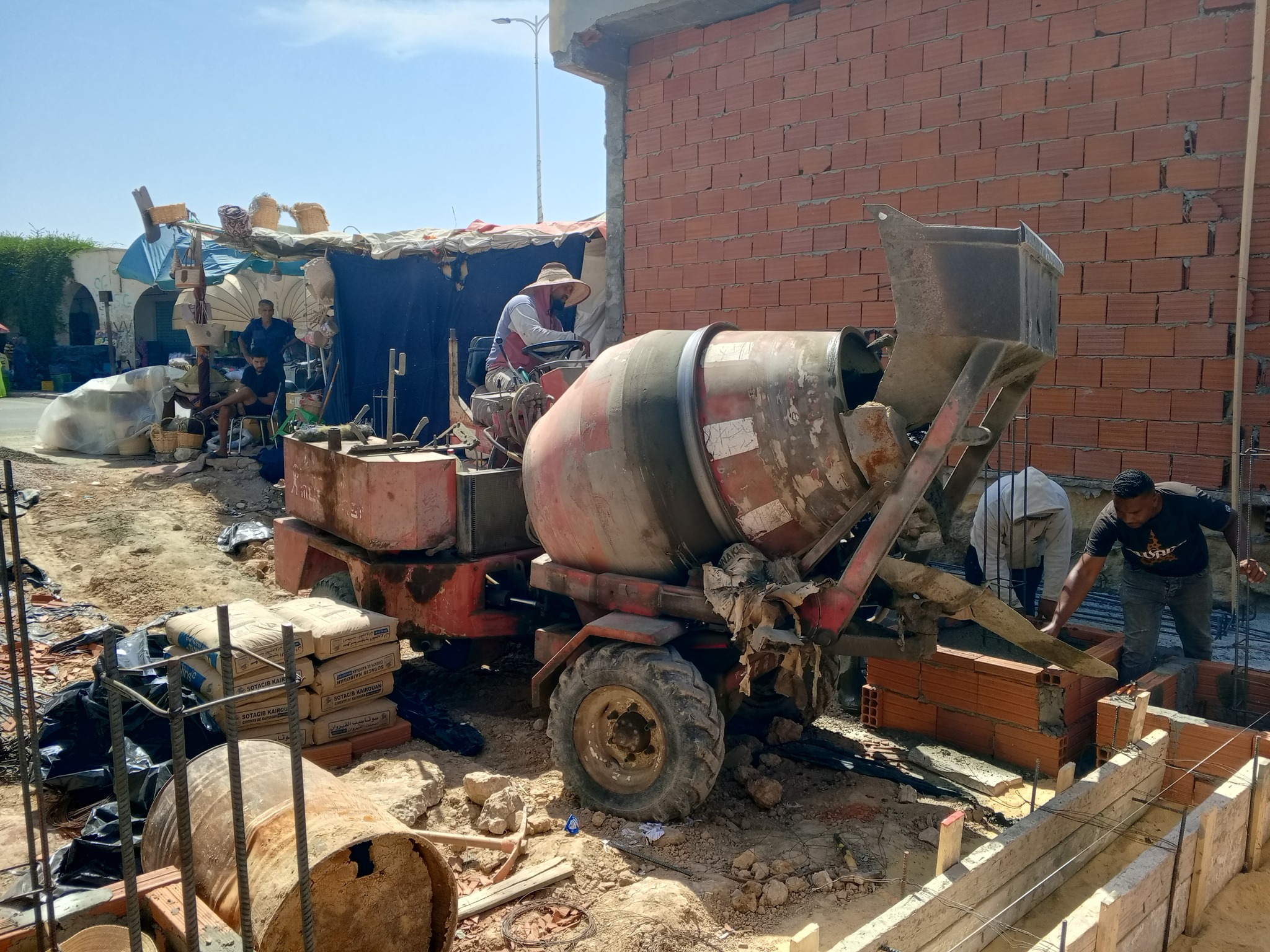 قابس: تجار سوق الحناء يعبرون عن ارتياحهم لانطلاق أشغال بناء قوسي مدخل السوق بجارة