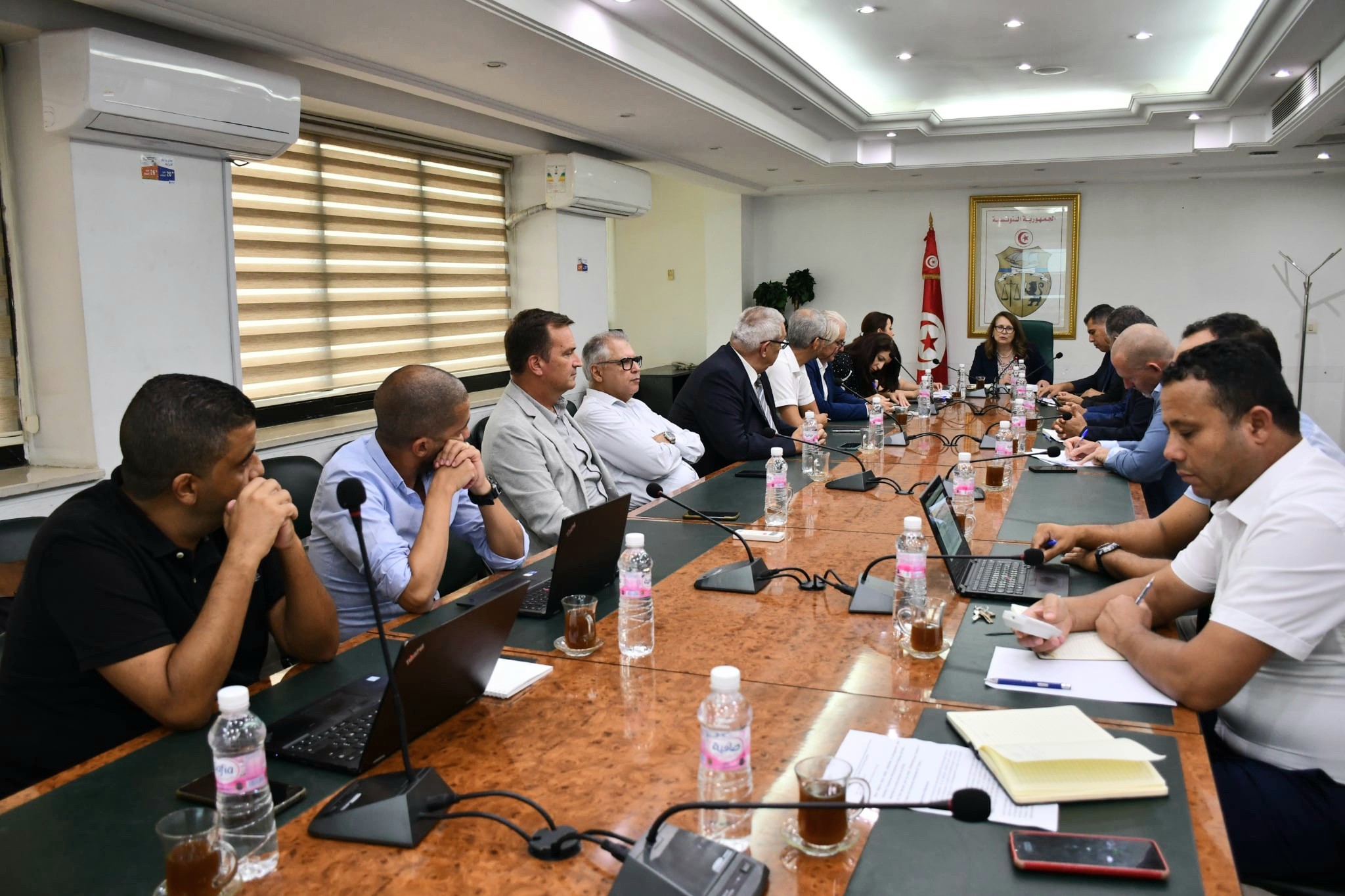 العمل على إعداد  ميثاق التنافسية للنهوض  بصناعة مكونات الطائرات  