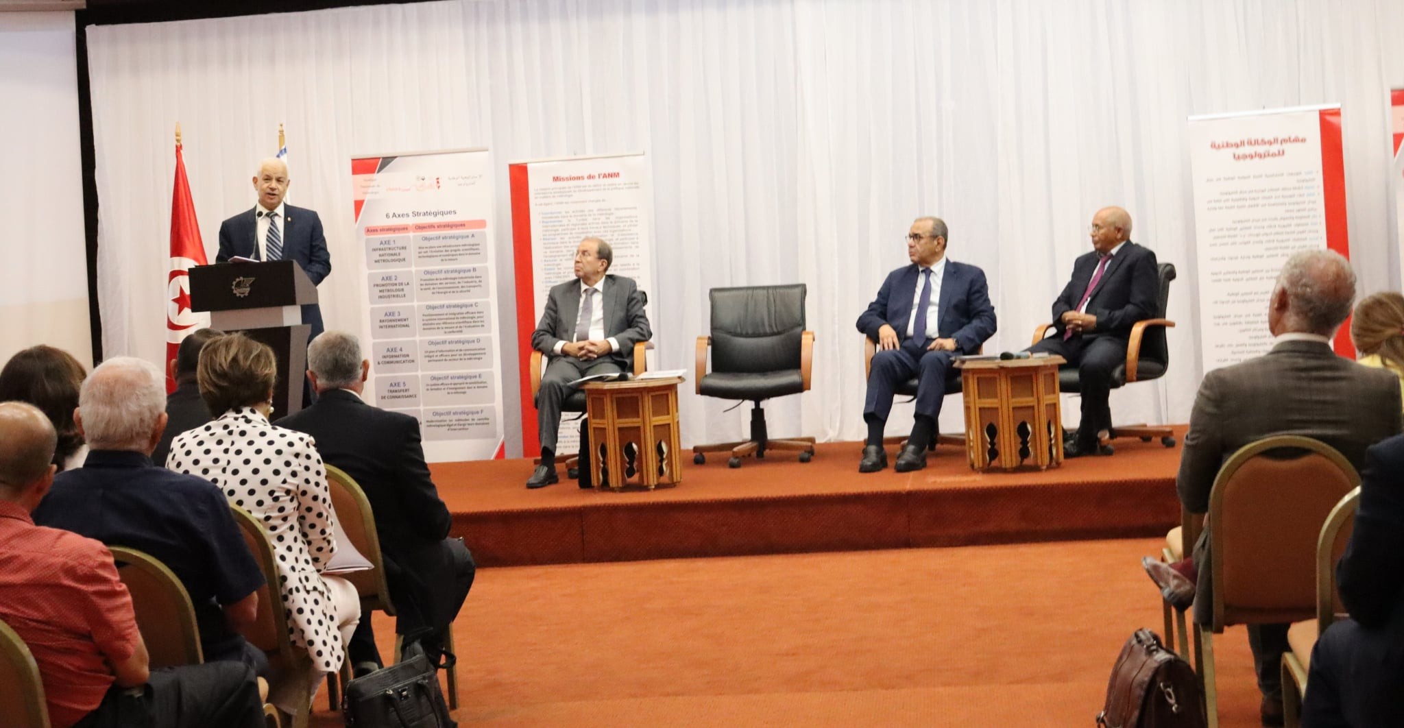 عدد من مسؤولي الإتحاد التونسي للصناعة والتجارة يبحثون مع وزير التجارة سبل تعزيز التعاون وتحقيق الانتعاش الاقتصادي