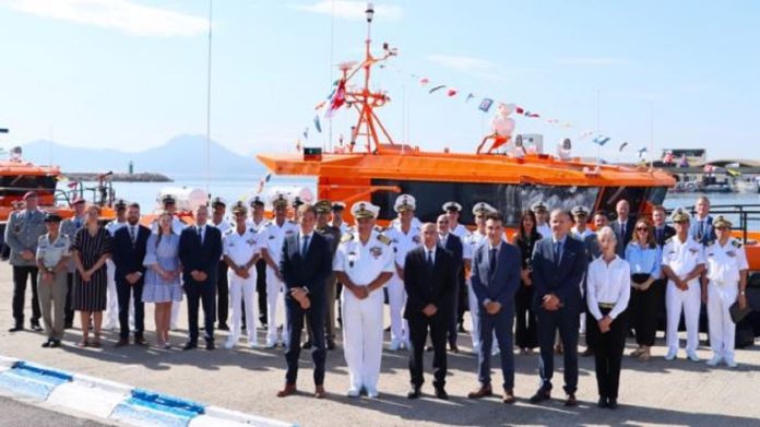 Entrée en service de deux navires militaires de secours