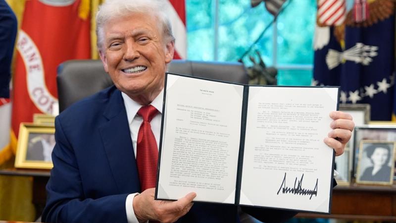 ترامب يفرض رسوما جمركية جديدة على الشاحنات الثقيلة والأدوية والأثاث