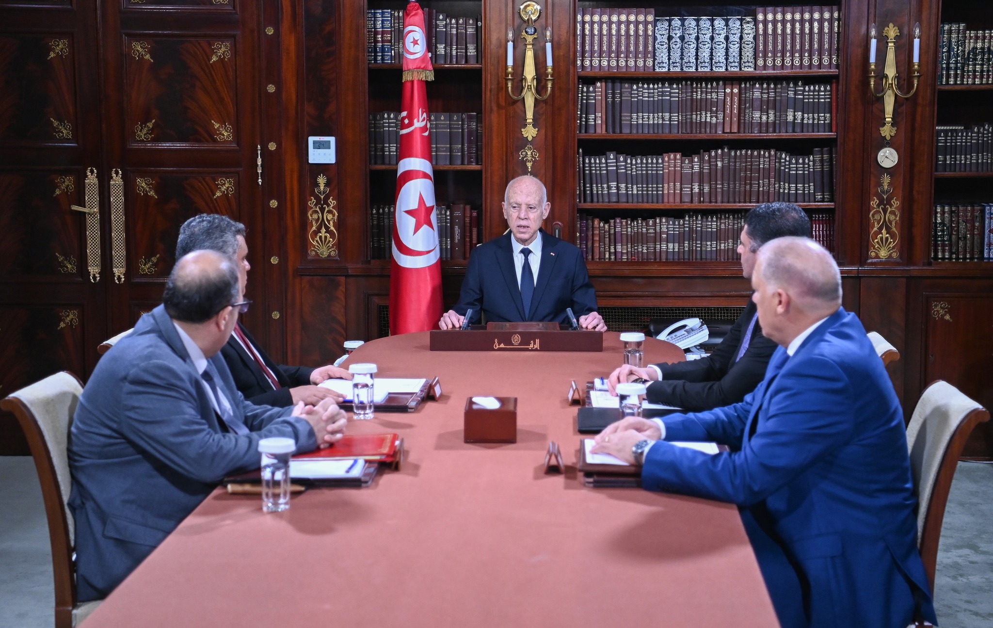 رئيس الجمهورية يؤكد ضرورة العمل دون انقطاع لتفكيك كل شبكات المضاربة والاحتكار