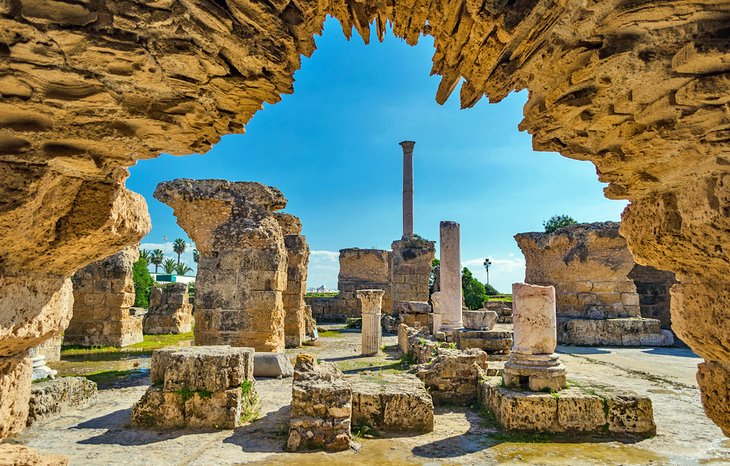 سحب أحيانا كثيفة مع رياح من القطاع الشمالي قوية نسبيا