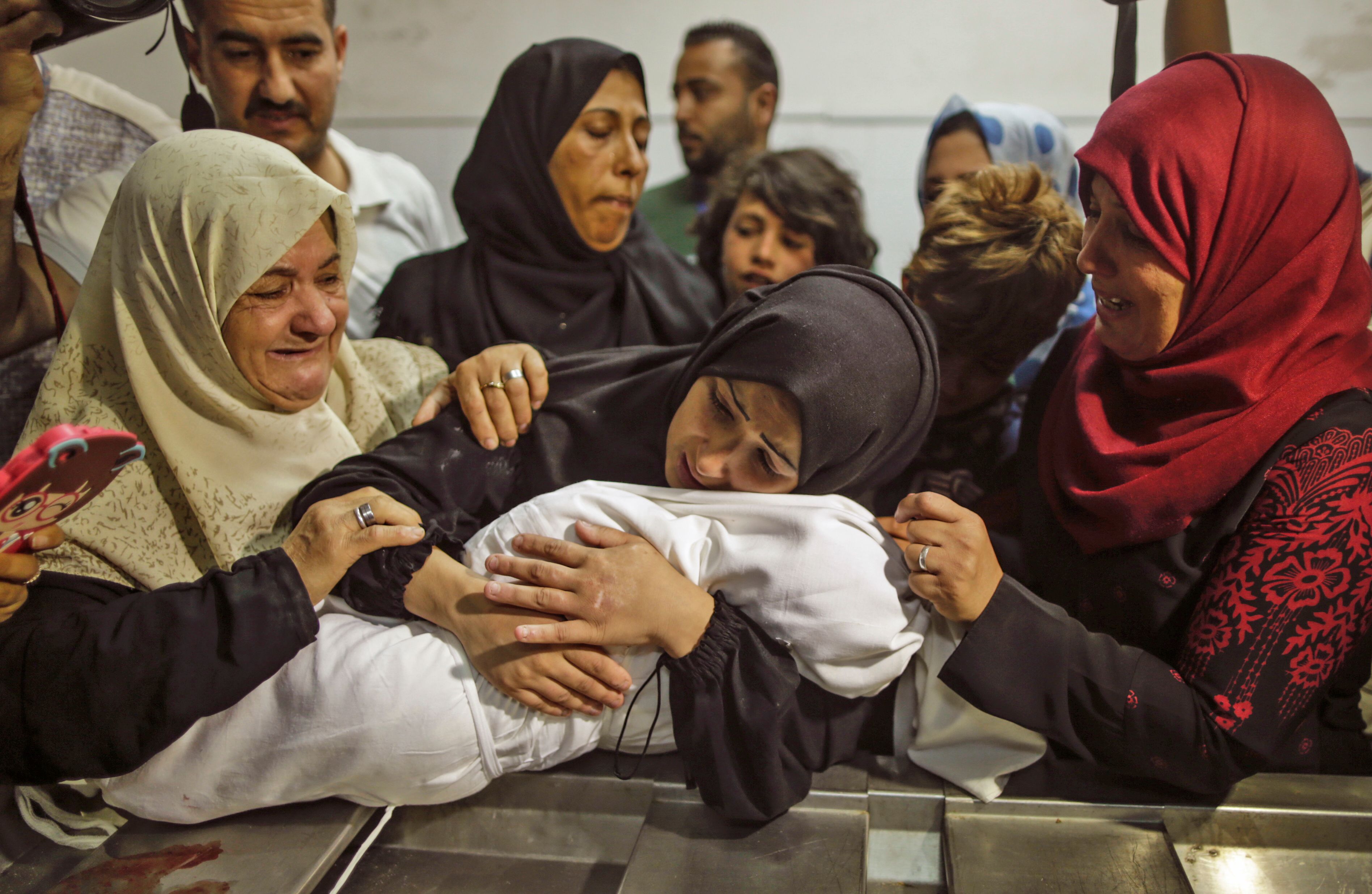 العدوان على غزة : 30 شهيدا برصاص وقصف الاحتلال مناطق متفرقة من القطاع