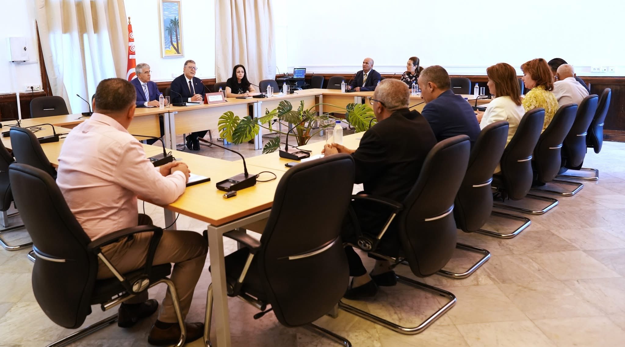  إبراهيم بودربالة يشرف على اجتماع الوفد البرلماني استعدادا للزيارة التي سيؤديها الى الجزائر.