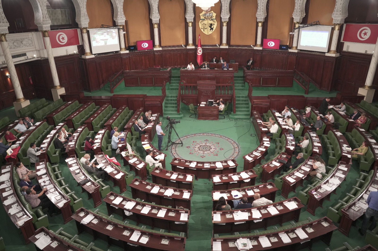 وفد من مجلس نواب الشعب يؤدّي زيارة الى الجزائر