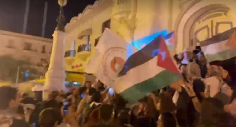 وقفة مساندة وتضامن لأسطول الصمود العالمي أمام المسرح البلدي بالعاصمة