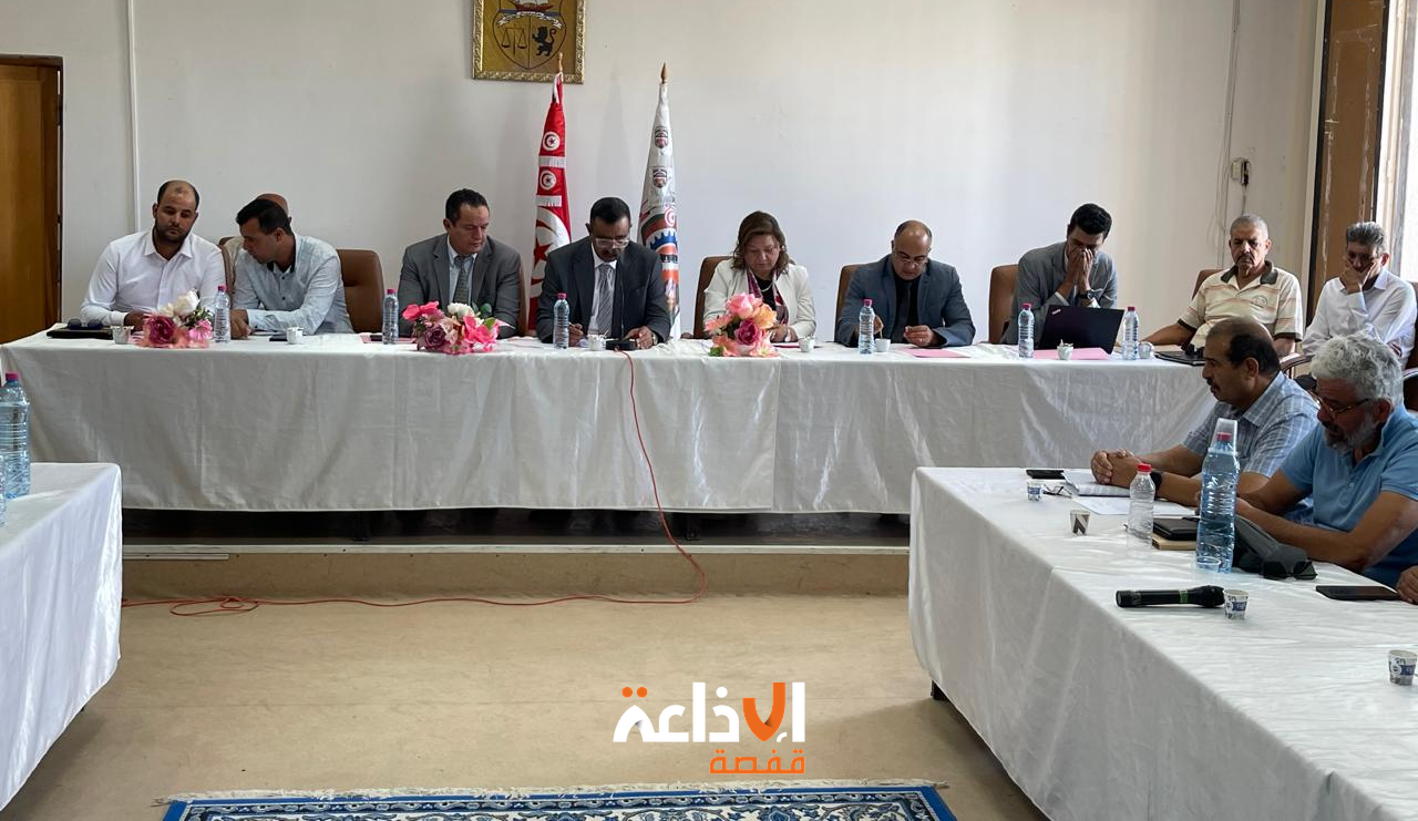 قفصة: جلسة عمل لمتابعة المشاريع المتعثرة ودعم المؤسسات ودفع التنمية