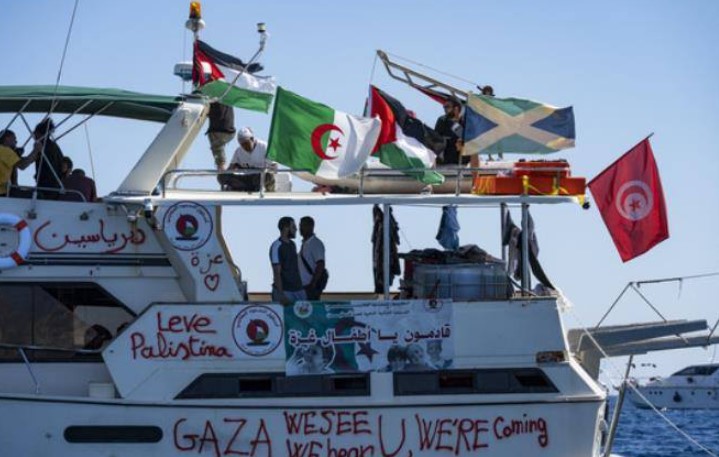 محامية بمركز عدالة : ’’نشطاء أسطول الصمود العالمي يمثُلون أمام محكمة خاصّة بسجن ’’سهرونيم’’ في صحراء النقب’’