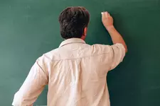 خبراء في التربية يشددون على أهمية الاعتراف الاجتماعي بقيمة المربي وتطوير ظروف عمله