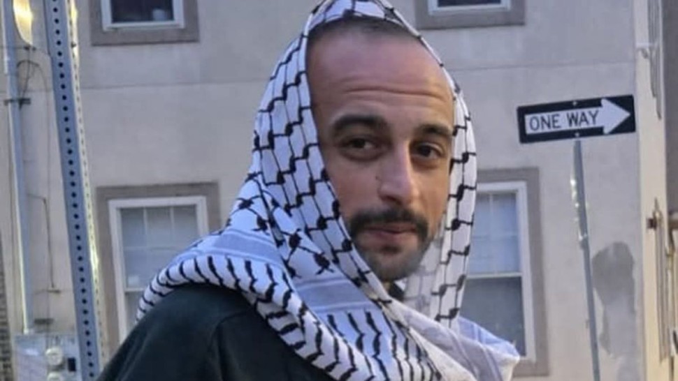 شرطة الاحتلال تعتدي على التونسي مهاب السنوسي بعد رفعه علم فلسطين (الفريق القانوني لأسطول الصمود)