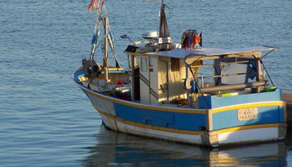 جيش البحر يُــنقذ بحارة تعرض مركبهم للغرق شرق جزيرة قرقنة