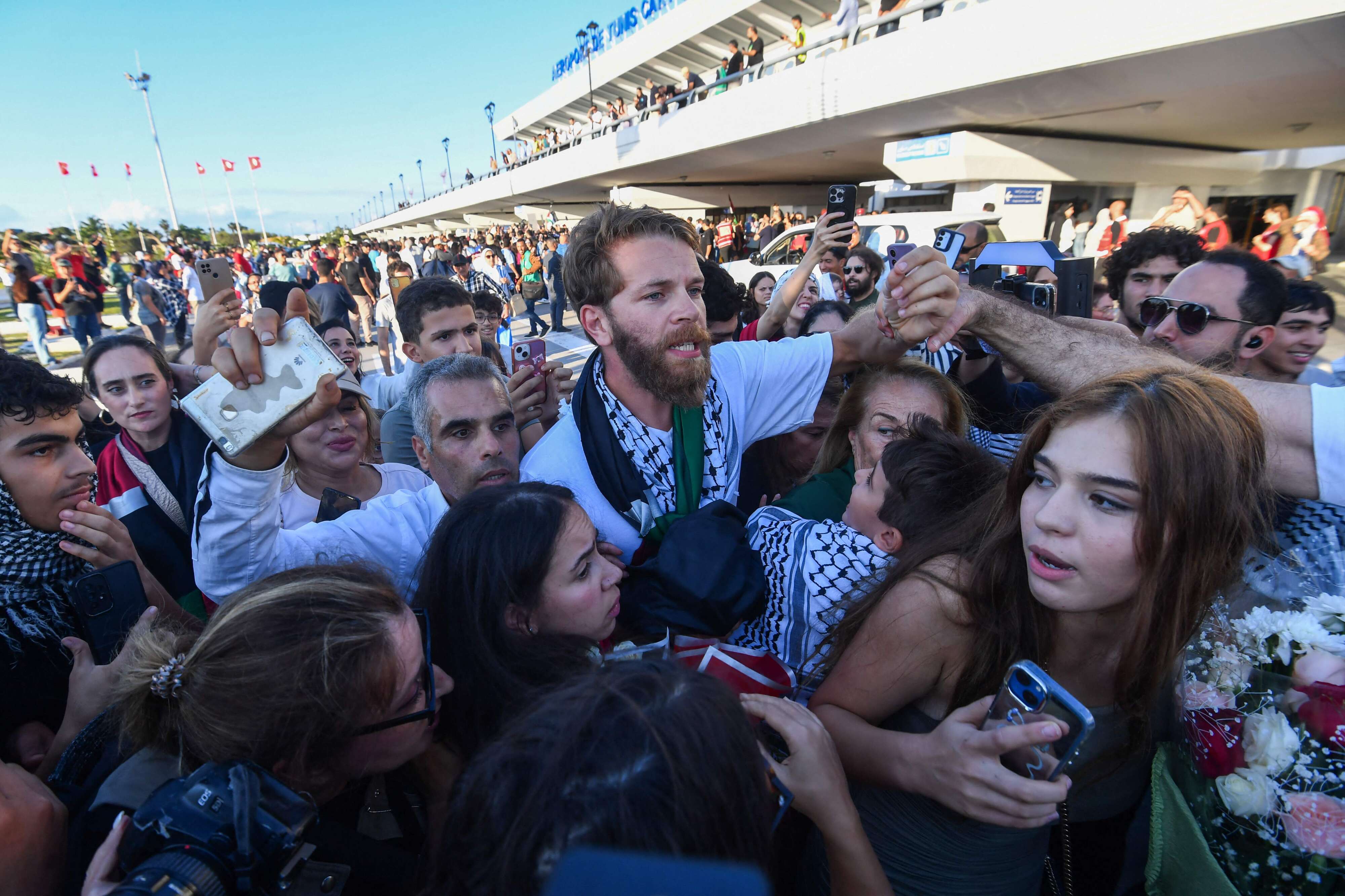 وصول 9 تونسيين من المشاركين في اسطول الصمود العالمي الى مطار تونس قرطاج الدولي