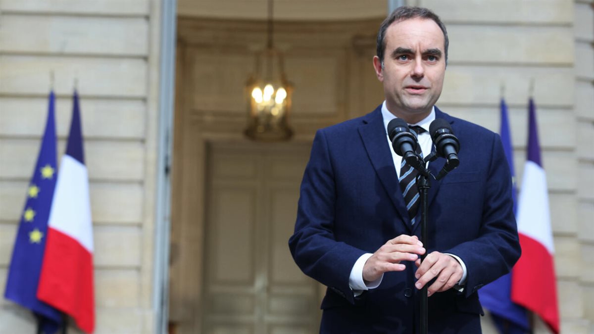 فرنسا: استقالة رئيس الوزراء الجديد من منصبه