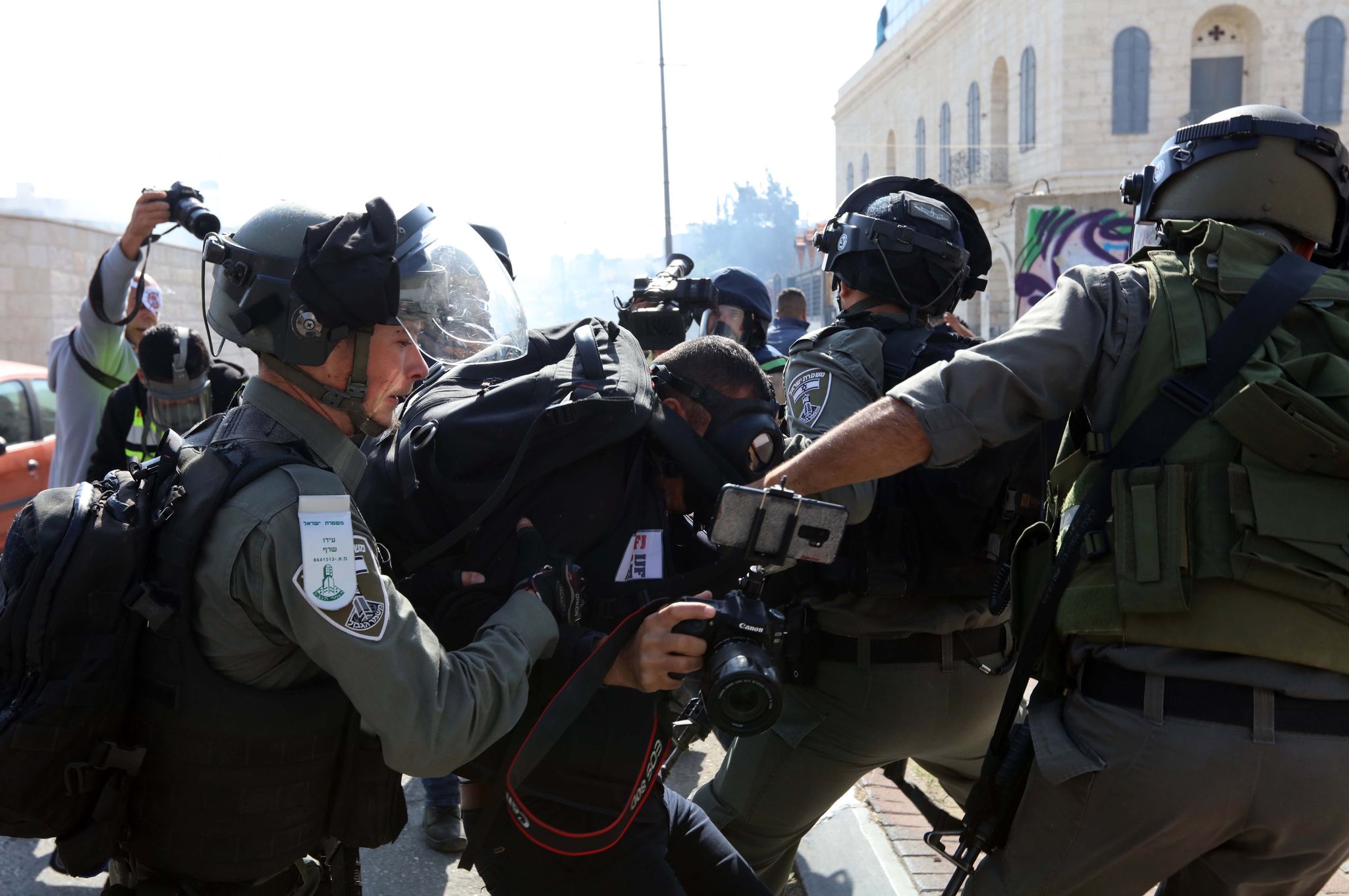 الاحتلال يحتجز طاقم تلفزيون فلسطين في جنين لعدة ساعات