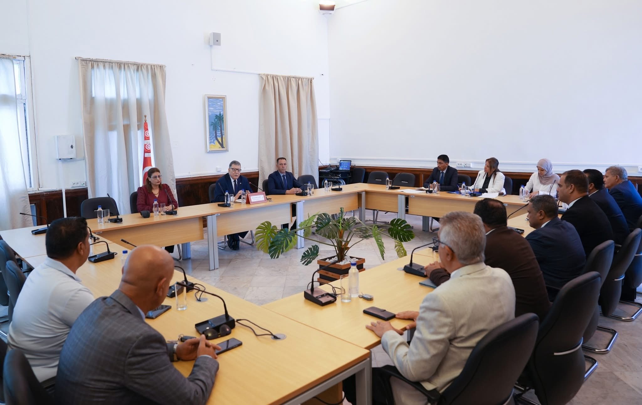 وفد نيابي يستعرض مع رئيس البرلمان مخرجات زيارته الميدانية إلى معبري رأس جدير والذهيبة