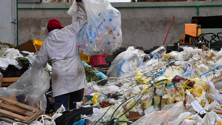 قفصة : جامعو القمامة او ما يعرف "بالبرباشة " بالمصب العشوائي بسيدي احمد زروق يطالبون بضرورة تقنين مهنتهم وإحداث مصب بلدي يضمن مواصلة عملهم في ظروف تحفظ سلامتهم