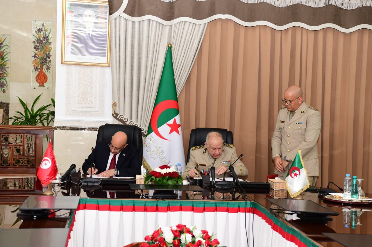 خلال زيارة عمل الى الجزائر: وزير الدفاع يلتقي الرئيس الجزائري.. ويوقع على اتفاقية تعاون دفاعي بين البلدين