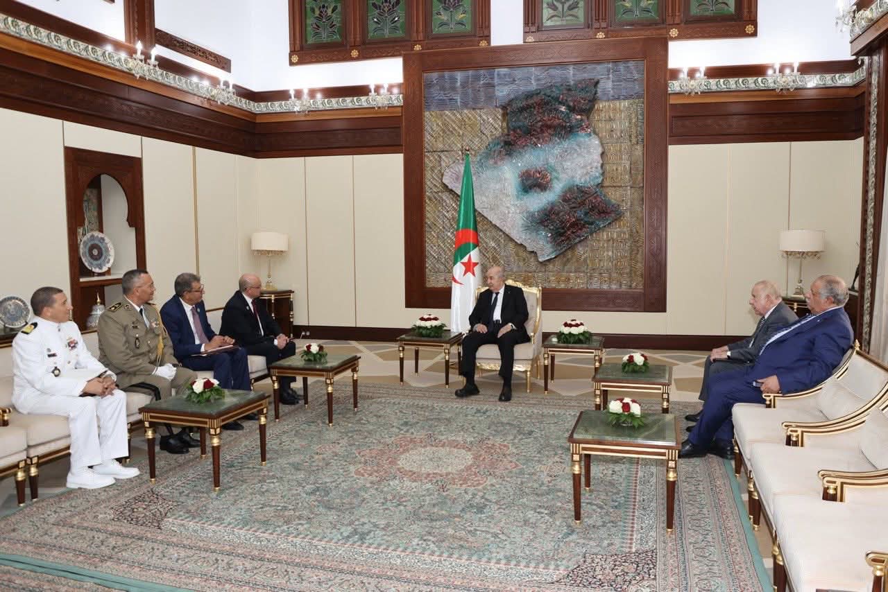 وزير الدفاع يلتقي الرئيس الجزائري.. ويوقع على اتفاقية تعاون دفاعي بين البلدين