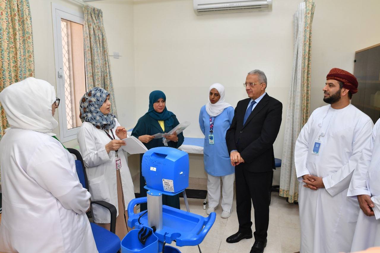 وزير الصحّة يزور مؤسسات صحية عمانية ويبحث سبل تحقيق الاكتفاء الذاتي في الصناعات الدوائية بين البلدين