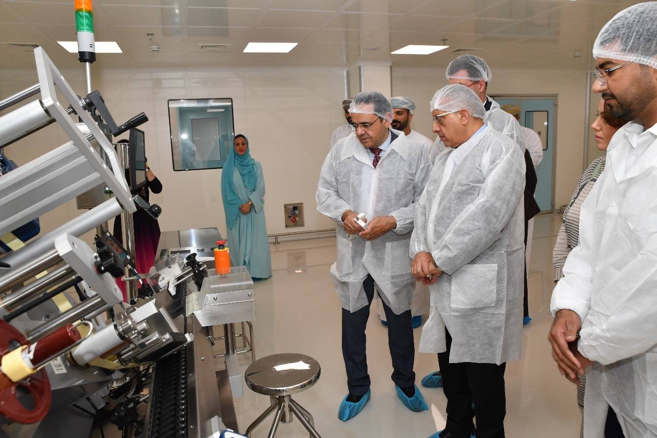 وزير الصحّة يزور مؤسسات صحية عمانية ويبحث سبل تحقيق الاكتفاء الذاتي في الصناعات الدوائية بين البلدين